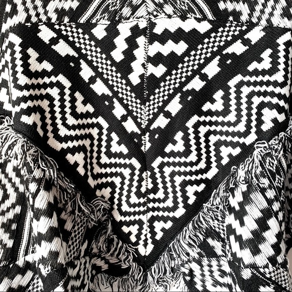 𝅺PLUSH Apparel Black White Fringe Boho Sweater Cardigan Wrap OS NEW - Picture 6 of 8